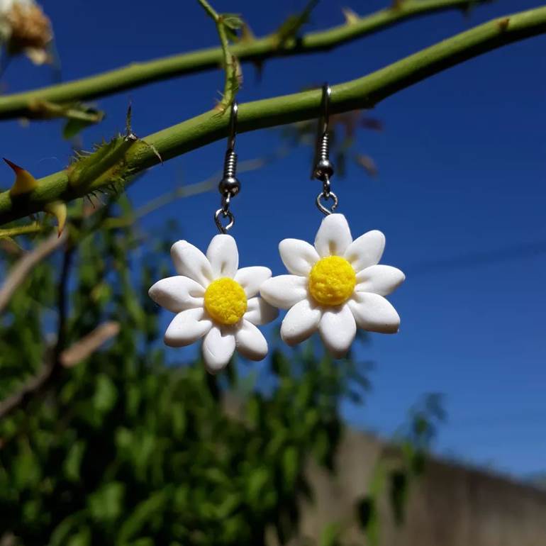 Brinco de flor branca