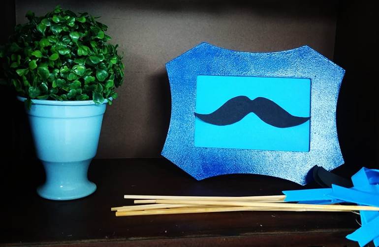 Porta-retrato azul de bigode com planta