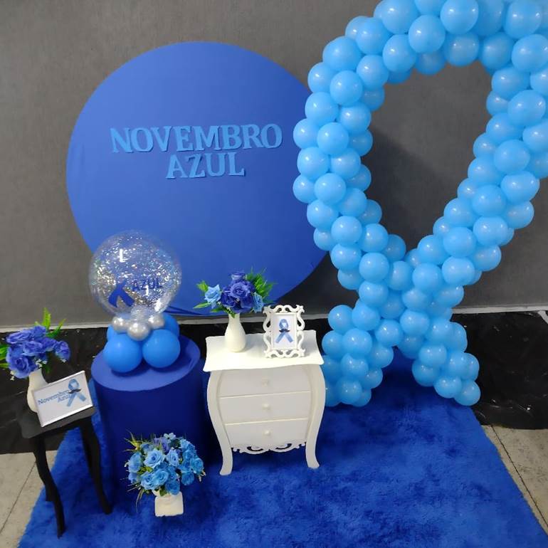 Decoração detalhada com laço de balões novembro azul