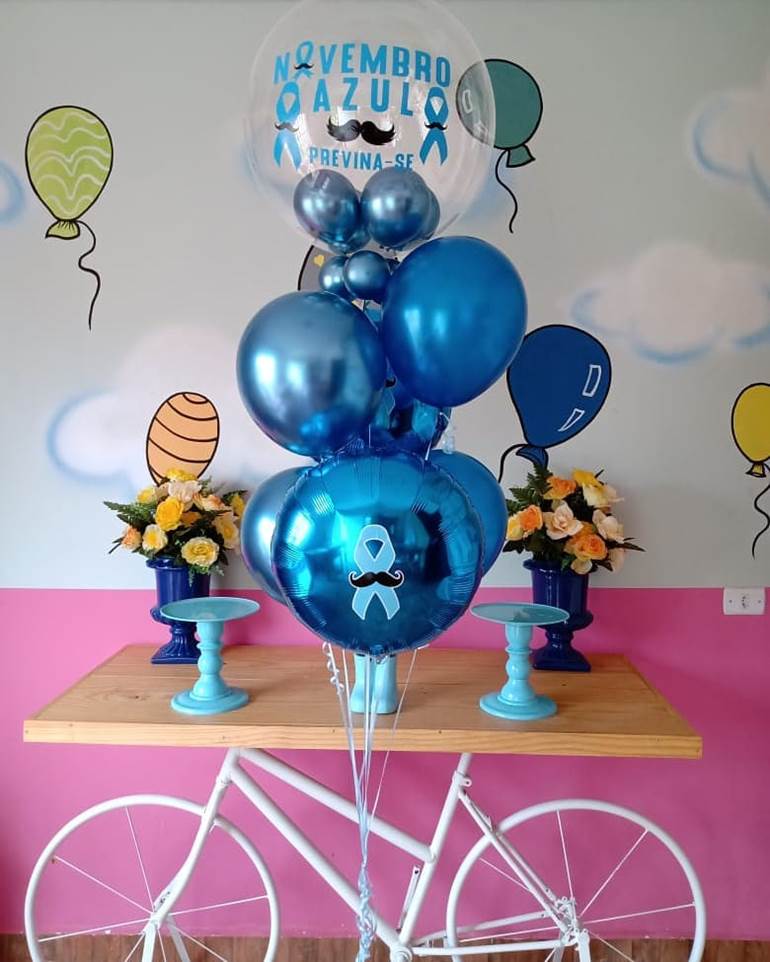 Bicicleta branca decorada com balões azuis