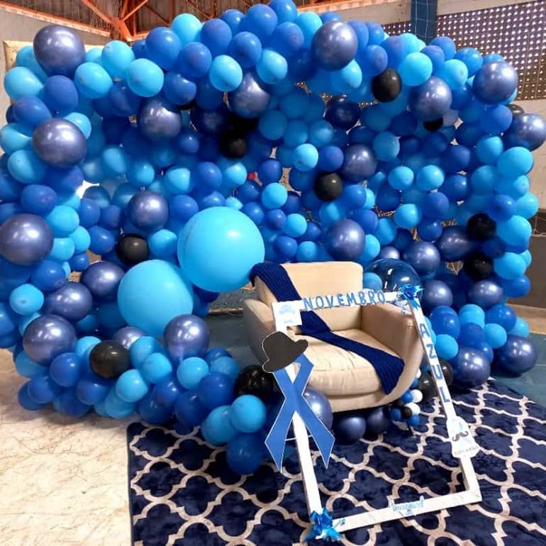 Decoração novembro azul parede de balões