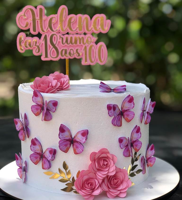 Bolo de insetos alados rosas com flores