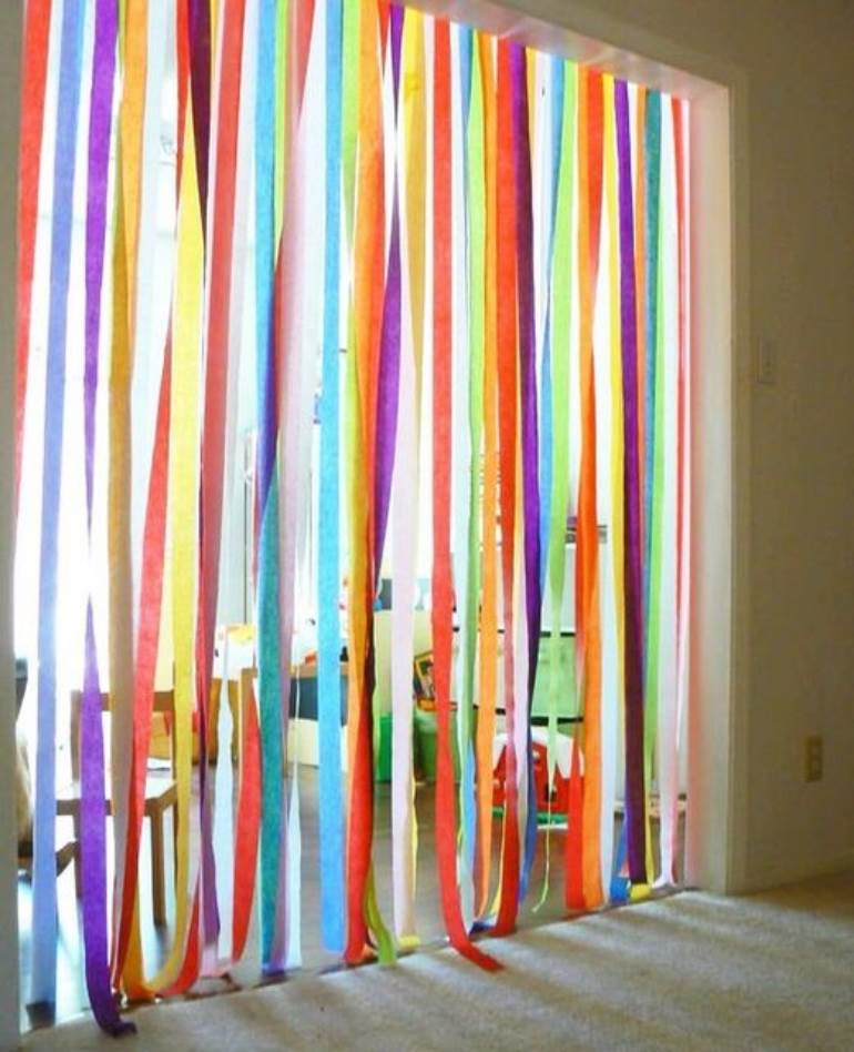 decoração de carnaval com papel crepom cortina