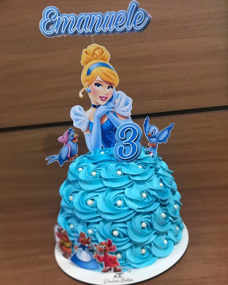Bolo de princesa da Disney loira em chantilly azul