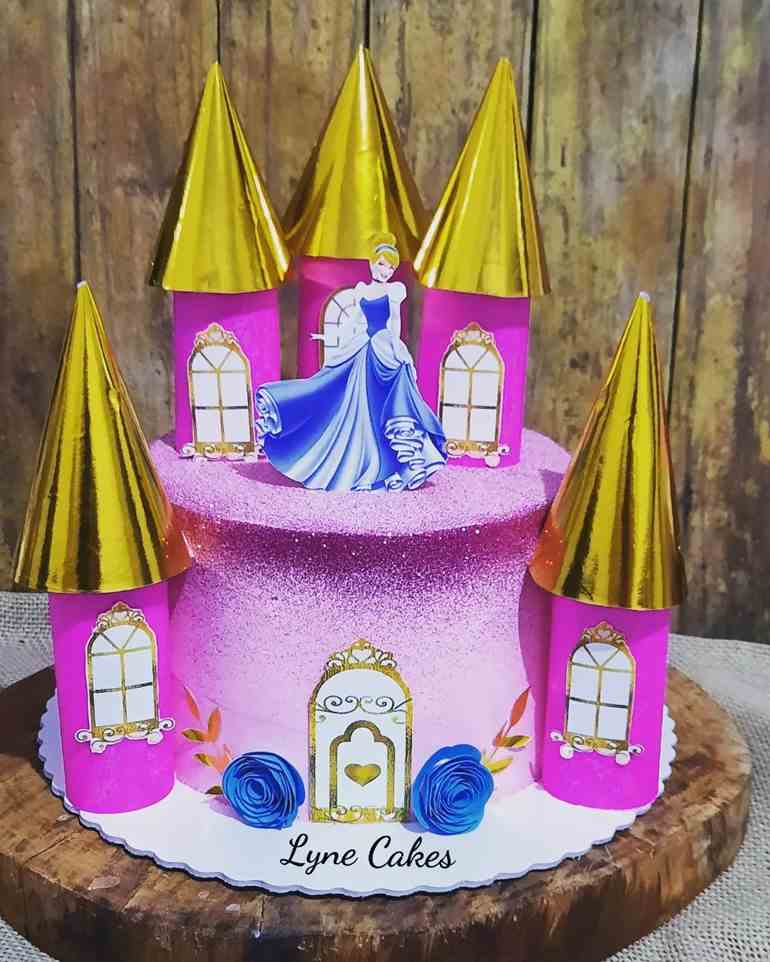 Bolo lilás de castelo da princesa da Disney