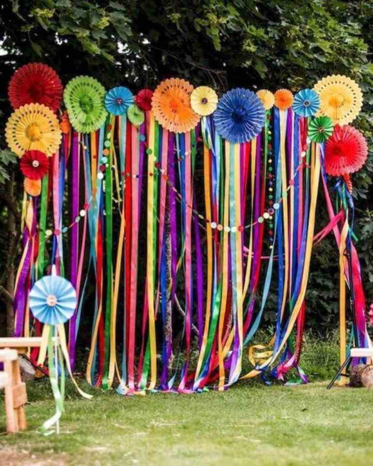 Decoração de carnaval com sanfonas e fitas de papel crepom