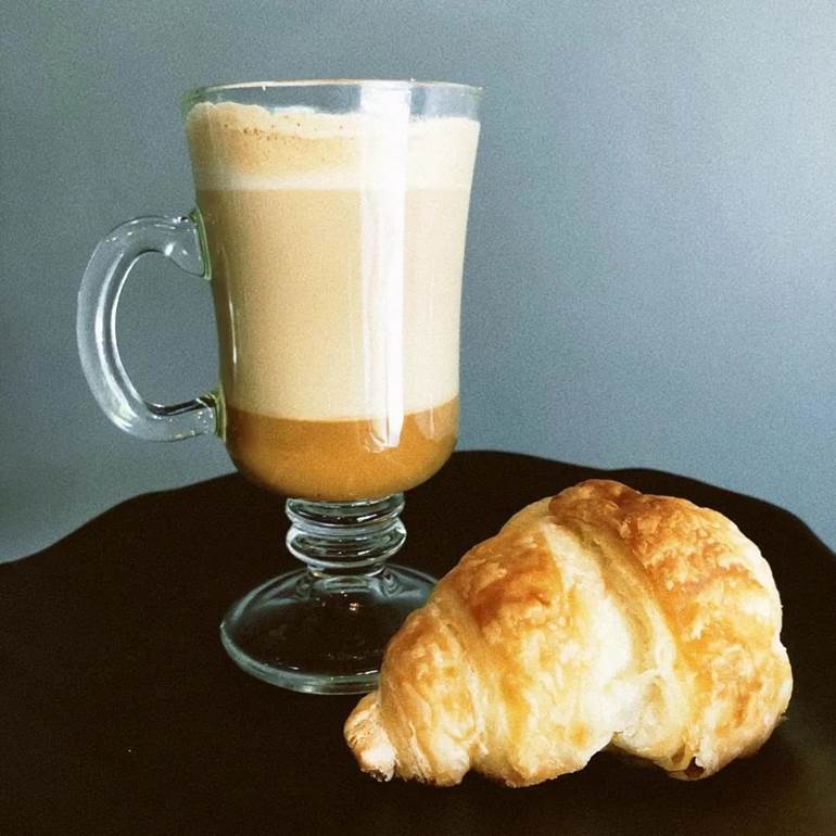 Café com croissant para cesta de café da manhã