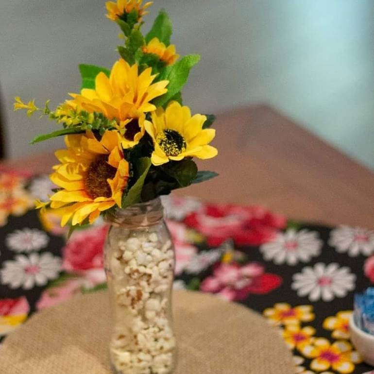 Enfeite de mesa junino com flor amarela