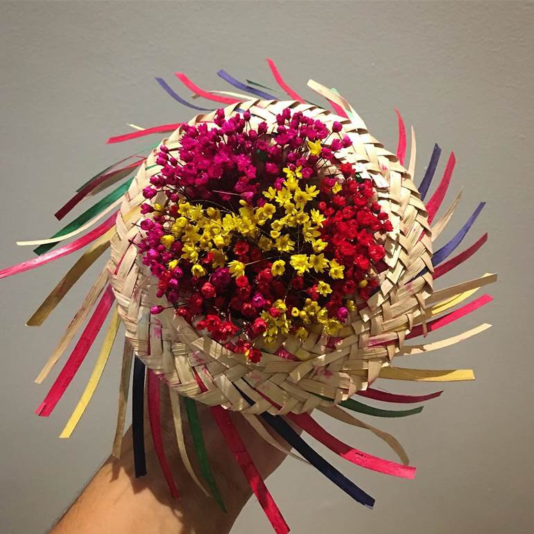 Enfeite de mesa junino de chapéu com flores