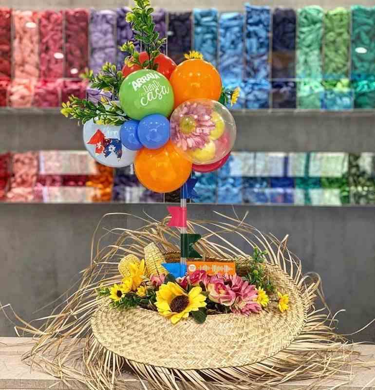 Enfeite de mesa com balão e flores