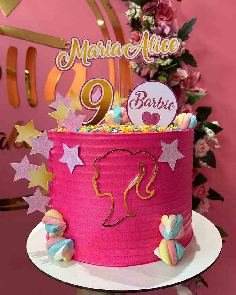 BOLO BARBIE 2 ANDARES CHANTILLY 2023 PÉROLAS COMESTÍVEIS, ROSETAS, GLITTER