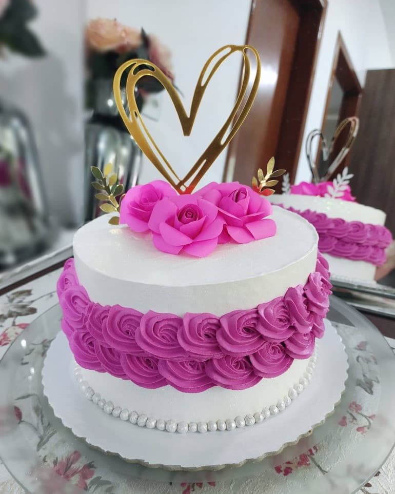 decoração de bolo com rosas